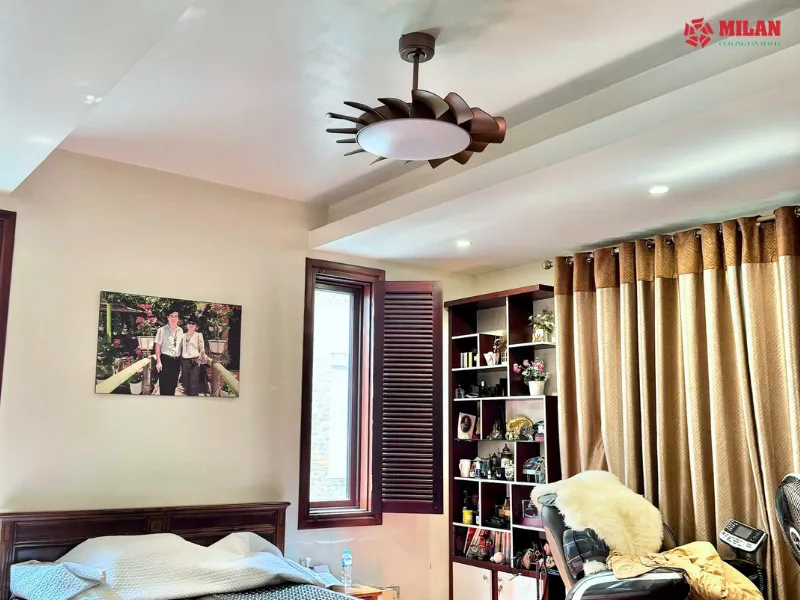 Quạt trần cánh nhựa ABS cho luồng gió êm ái dễ chịu.